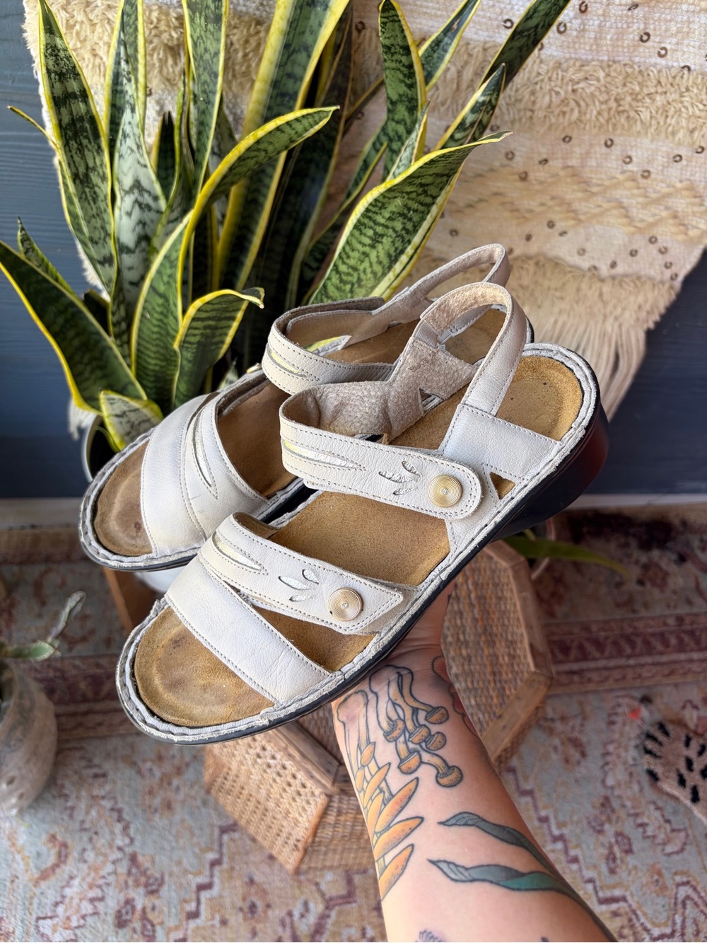 Naot Women's White Leather Adjustable Strap Sandals size 11